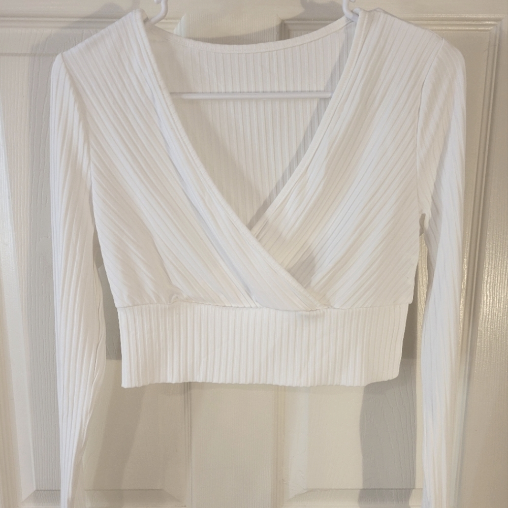 Never worn vneck croptop